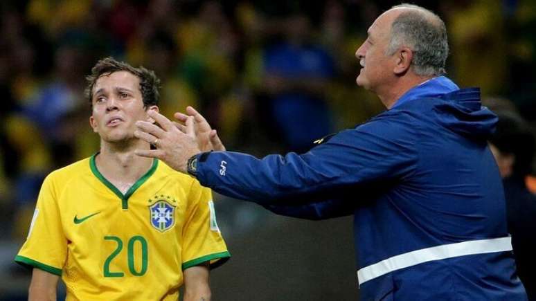 Bernard e o t&eacute;cnico Luiz Felipe Scolari durante a partida em que o Brasil perdeu de 7 a 1 para a Alemanha.