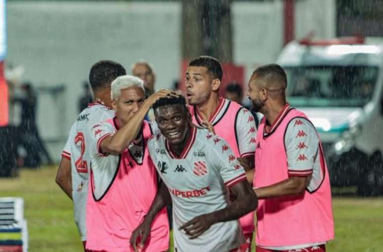 Jo&atilde;o Gama/Bangu AC - Legenda: Garrinsha encantou a torcida do Bangu com sua atua&ccedil;&atilde;o diante do Flamengo