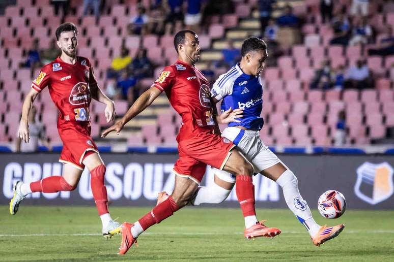 Jogadores de Tombense e Cruzeiro em disputa de bola no Parque do Sabi&aacute; &ndash;