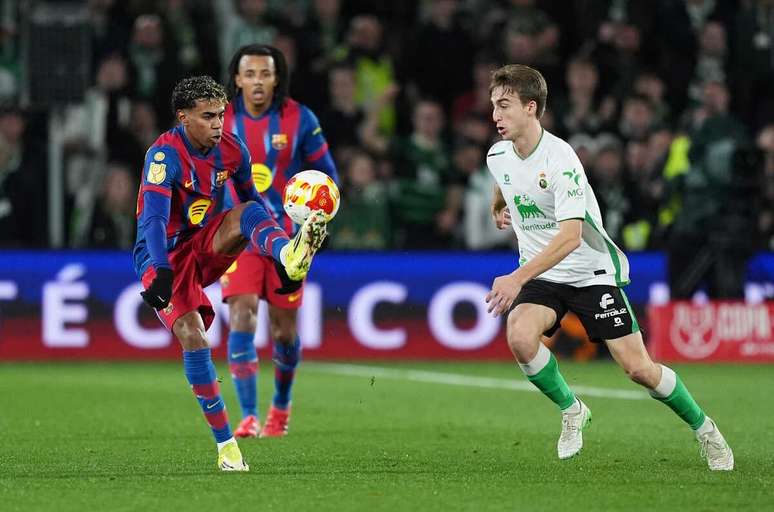 Lamine Yamal em disputa de bola com jogador do Racing de Santander &ndash;