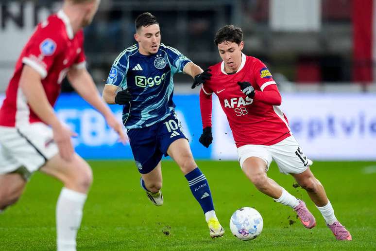 Jogadores de AZ e Ajax em disputa de bola na Copa da Holanda &ndash;