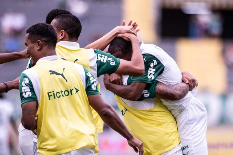 Jogadores comemoram gol de Sorriso &ndash;