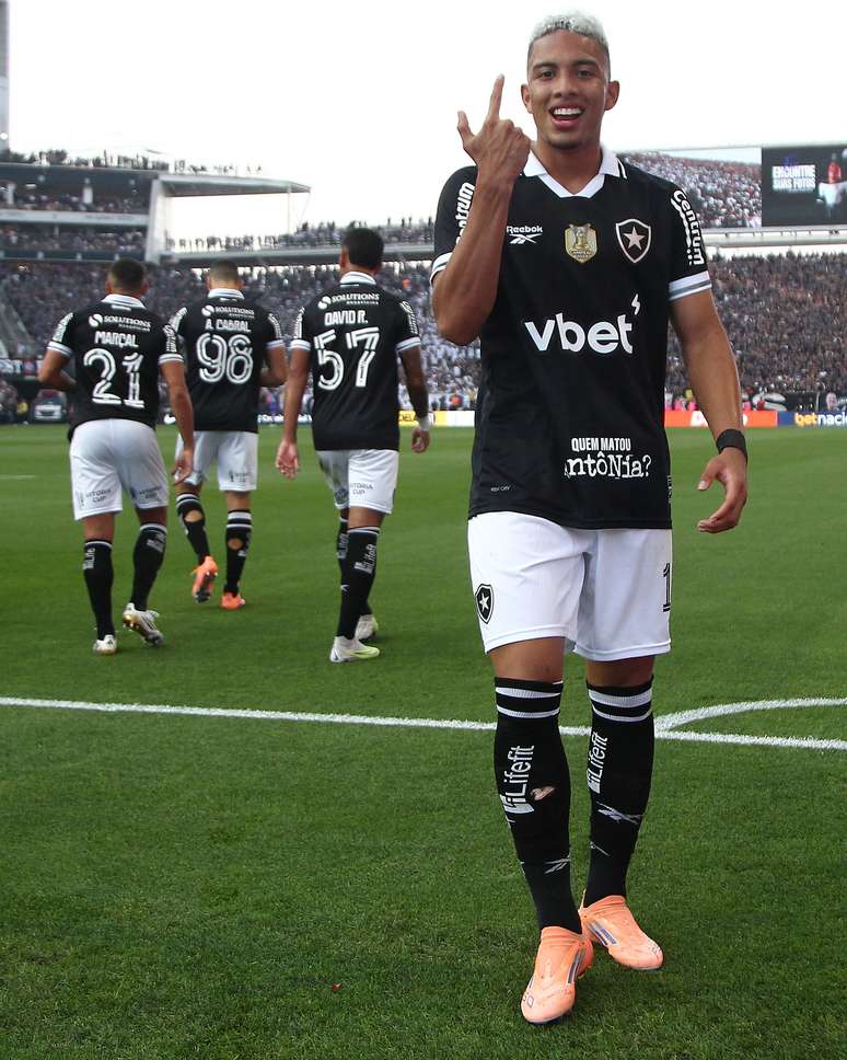 Barrera comemorando o segundo gol do Botafogo no empate com o Corinthians 