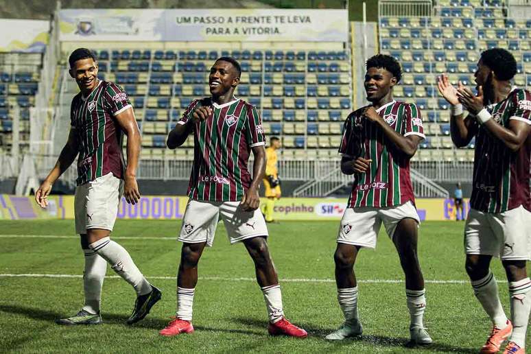 Jogadores do Fluminense comemoram um dos gols marcados contra o Refer&ecirc;ncia na segunda fase da Copinha &ndash; FOTO: LEONARDO BRASIL / FLUMINENSE F.C.