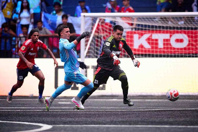 Goleiro-artilheiro, Mat&iacute;as Herrera brilha pelo Chile e sonha com vaga na final &ndash;