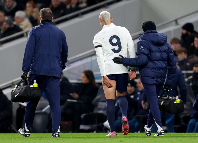 Richarlison saindo sentindo no jogo do Tottenham 