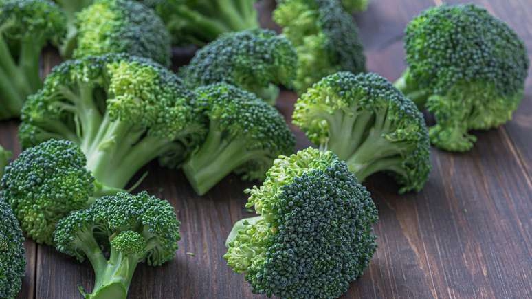 Comer br&oacute;colis, espinafre e couve kale ajuda a aumentar os n&iacute;veis de ferro no sangue