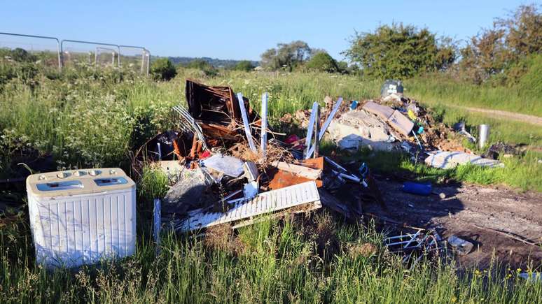 Aplica&ccedil;&otilde;es atuais do aquafade costumam se concentrar em eletr&ocirc;nicos de pequeno porte e vida &uacute;til curta, em que o custo da desmontagem tradicional seria desproporcional ao valor do produto &ndash; depositphotos.com / urbanbuzz