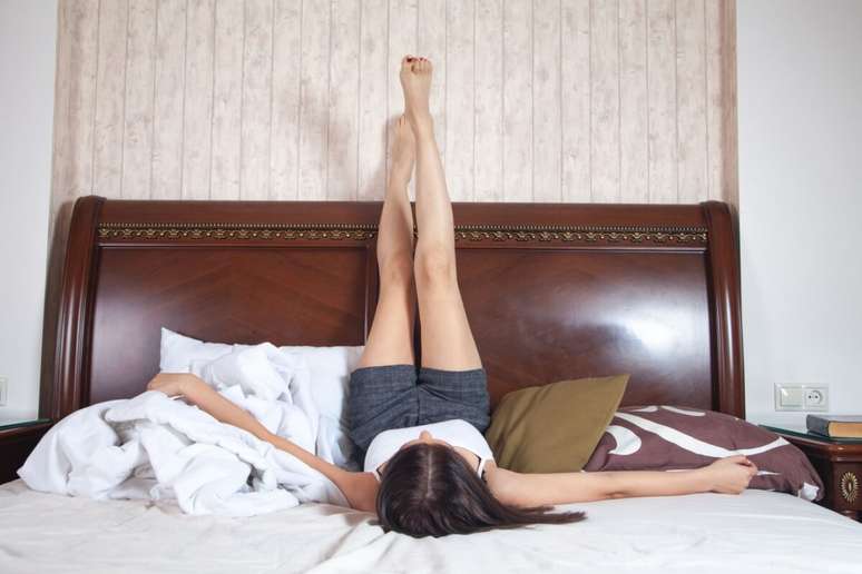 Elevar as pernas facilita o retorno do sangue ao cora&ccedil;&atilde;o, aliviando o incha&ccedil;o 