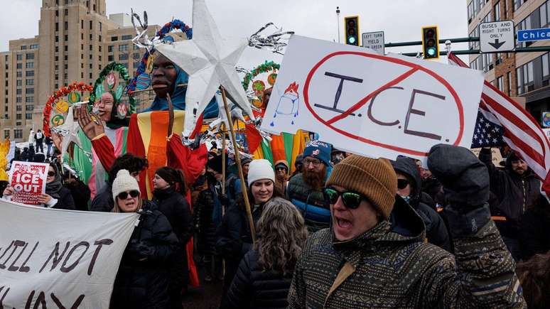 Milhares protestam em Minneapolis contra a presen&ccedil;a de agentes do servi&ccedil;o de imigra&ccedil;&atilde;o americano