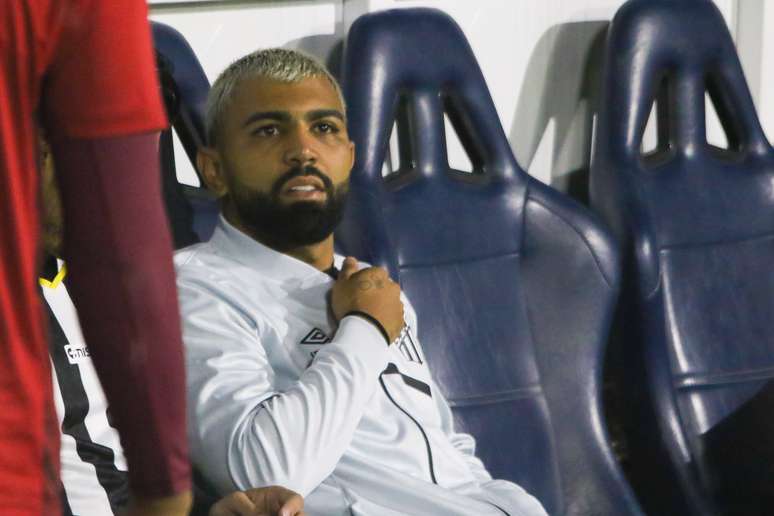 Gabigol come&ccedil;ou duelo contra o Palmeiras no banco de reservas
