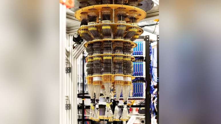 No interior de estrutura que lembra um candelabro est&aacute; o chip qu&acirc;ntico