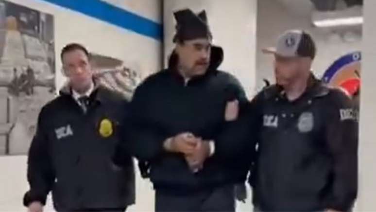 வெனிசுலா ஜனாதிபதி நிக்கோலஸ் மதுரோ, DEA அதிகாரிகளால் நியூயார்க்கில் உள்ள போதை மருந்து ஏஜென்சி கட்டிடத்திற்கு அழைத்துச் செல்லப்பட்டார்