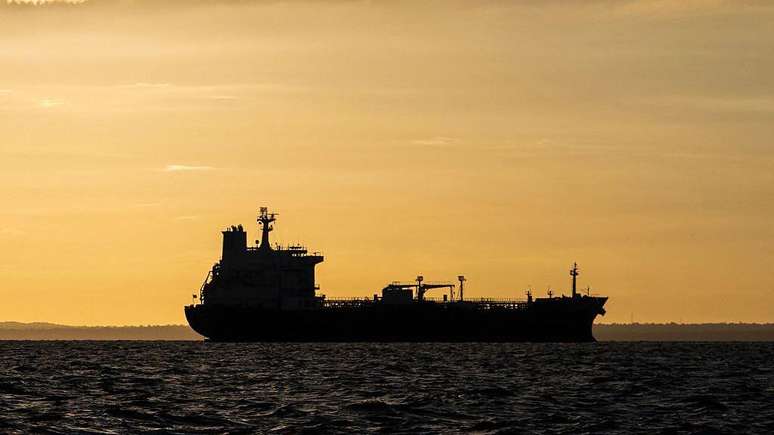 Nos &uacute;ltimos meses, a press&atilde;o e as apreens&otilde;es de petroleiros com &oacute;leo bruto da Venezuela por parte dos Estados Unidos contribu&iacute;ram para reduzir o envio de petr&oacute;leo aos associados de Caracas, como Cuba