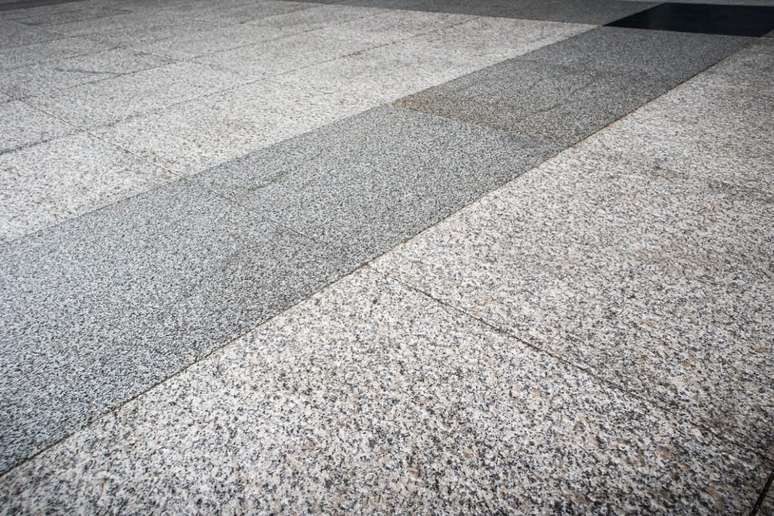 O piso fulget tem superf&iacute;cie granulada antiderrapante, ideal para rampas, cal&ccedil;adas e &aacute;reas molhadas 