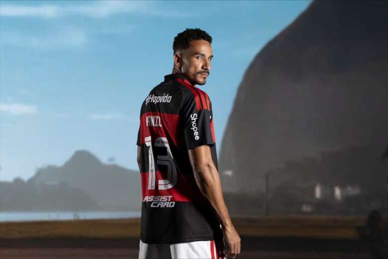 Danilo posa com a nova camisa do Flamengo da Adidas.