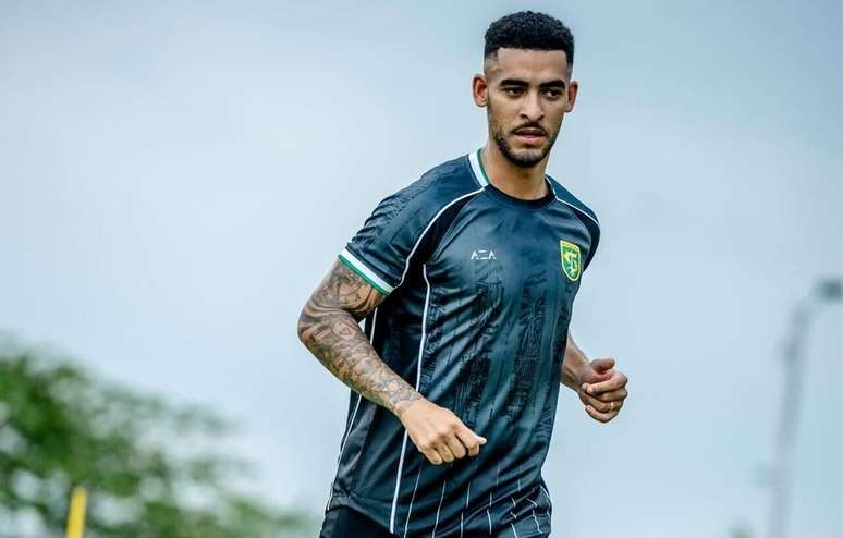 Jefferson participando de treino em sua nova equipe &ndash;