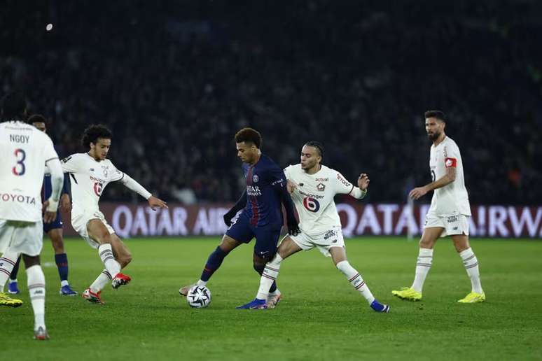 D&eacute;sir&eacute; Dou&eacute; em disputa de bola com jogadores do Lille &ndash;