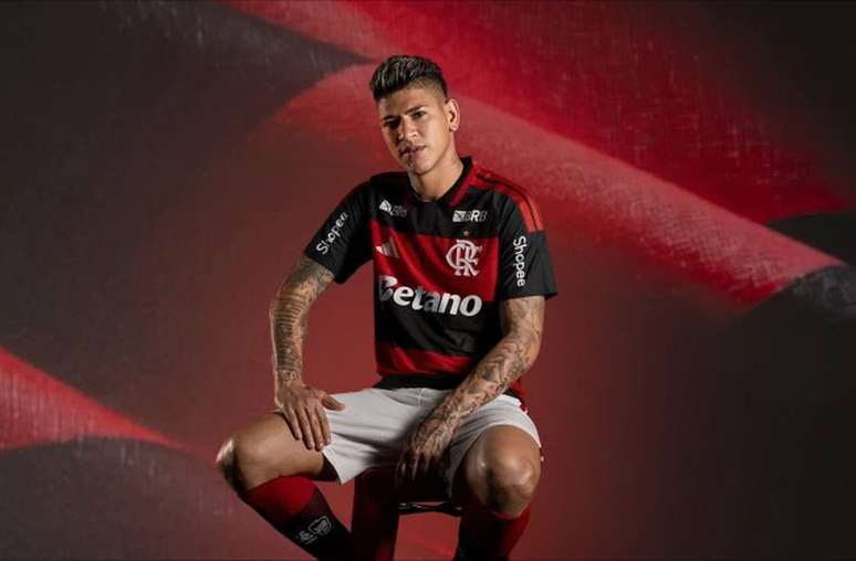 Jorge Carrascal com a nova camisa do Flamengo &ndash;