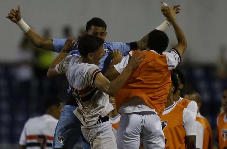 S&atilde;o-paulinos vibram.Time goleia Oper&aacute;roo e segue vivo na Copinha.