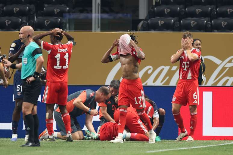 Musiala sendo atendido ap&oacute;s sofrer uma grave les&atilde;o na Copa do Mundo de Clubes 