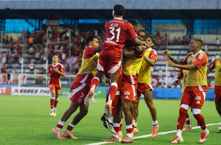 Jogadores do Inter festejam gol no triunfo diante do Monsoon &ndash;
