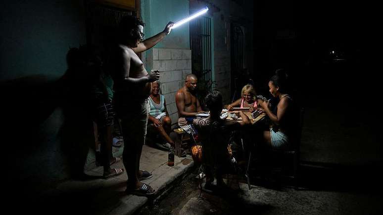 Os cubanos precisaram adaptar suas vidas aos constantes cortes de eletricidade, que passaram a ser di&aacute;rios e cada vez mais longos