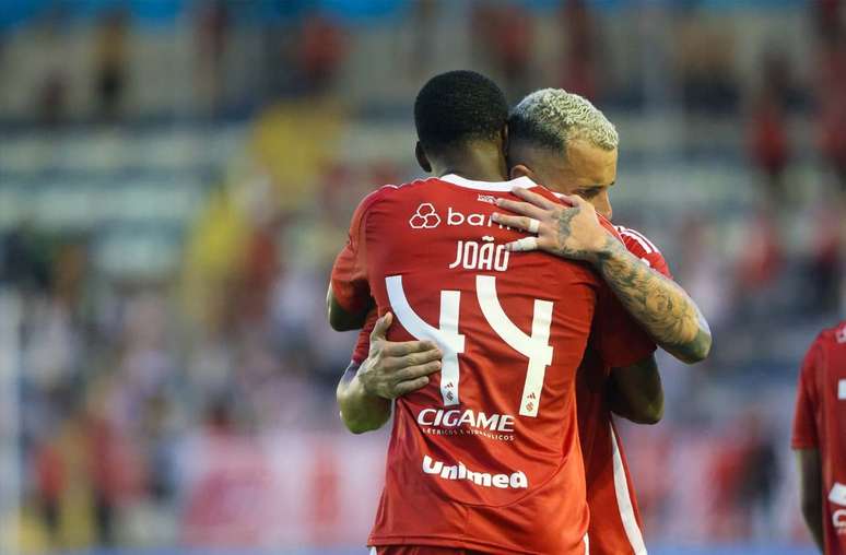 Jogadores do Inter se cumprimentam ap&oacute;s triunfo pela segunda rodada do Gauch&atilde;o &ndash;