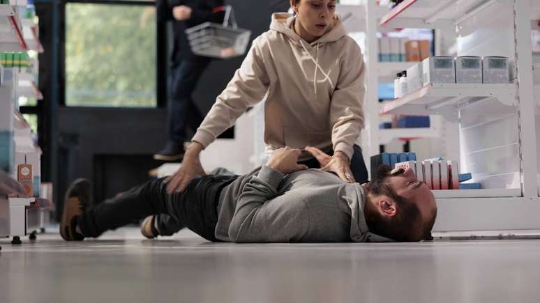 సంక్షోభాన్ని చూసే ఎవరికైనా ప్రధాన మార్గదర్శకం సులభం: కలిగి ఉండకుండా రక్షించండి. – depositphotos.com / DragosCondreaW