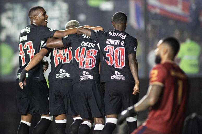 Time comemora o quarto gol de Cuesta &ndash;