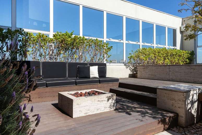 O deck de madeira traz sofistica&ccedil;&atilde;o e calor visual para o espa&ccedil;o Projeto: Dantas & Passos Arquitetura |