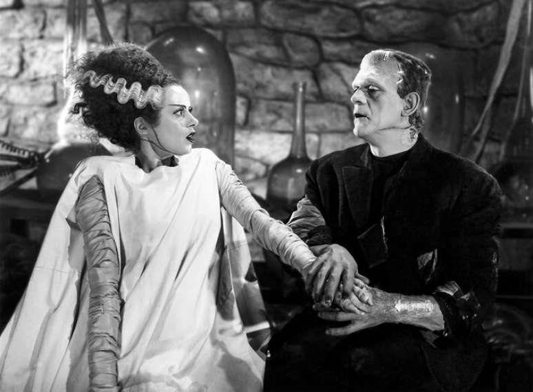 Elsa Lanchester e Boris Karloff em cena de 'A Noiva de Frankenstein'. Filme foi inspira&ccedil;&atilde;o para A Noiva!, dirigido por Maggie Gyllenhaal.