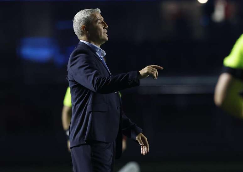 Hern&aacute;n Crespo orienta seus atletas durante jogo do Morumbis &ndash;