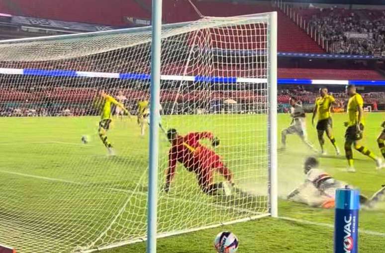 Na sequ&ecirc;ncia da cabe&ccedil;ada de Arboleda no travess&atilde;o, Luciano (encoberto) conseguir&aacute; fazer o gol do S&atilde;o Paulo sobre o S&atilde;o Bernardo.