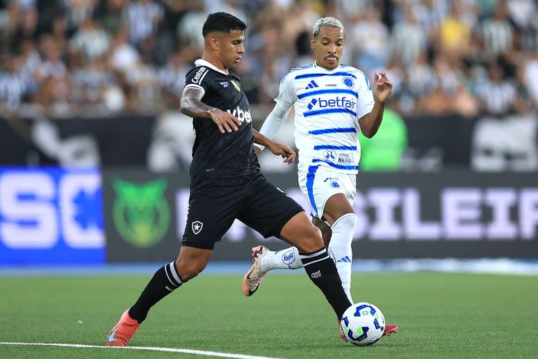 David Ricardo durante partida do Botafogo 