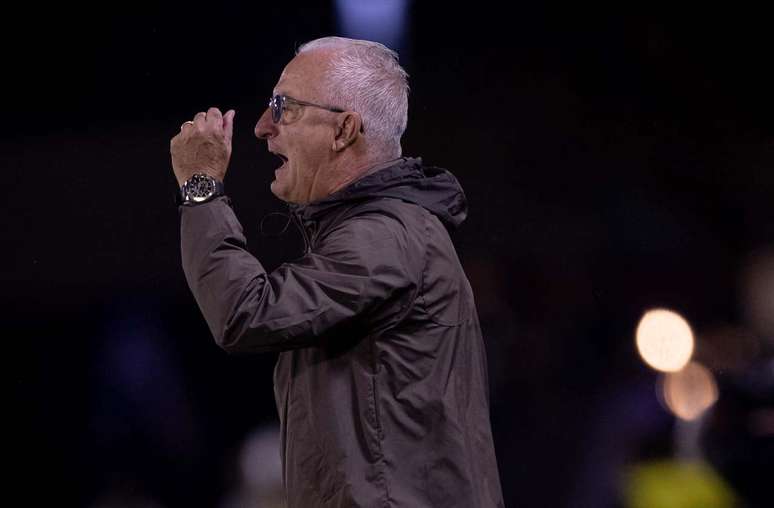 Treinador ainda est&aacute; fazendo rod&iacute;zio com os jogadores &ndash;