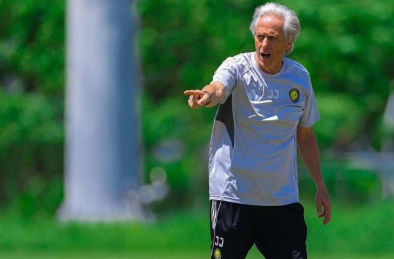 Divulga&ccedil;&atilde;o/Al Nassr - Legenda: Jorge Jesus (D) criticou a falta de refor&ccedil;os no Al-Nassr