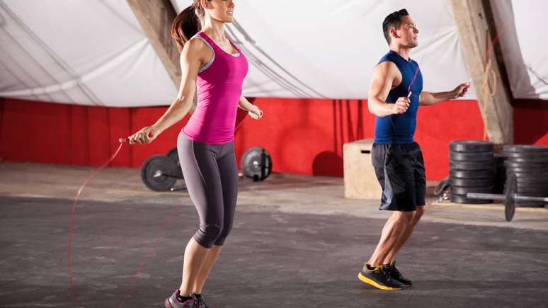 A praticidade &eacute; um dos fatores que mais contribuem para a popularidade do pular corda. O equipamento &eacute; de baixo custo, ocupa pouco espa&ccedil;o e pode ser transportado facilmente em bolsas ou mochilas &ndash; depositphotos.com / tonodiaz