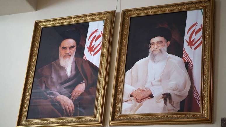 ஈரான் ஒரு இஸ்லாமிய குடியரசு, மதமும் அரசியலும் நேரடியாக இணைக்கப்பட்ட ஒரு மாதிரி. கட்டமைப்பின் உச்சியில் நாட்டின் மிக உயர்ந்த அதிகாரியான அயதுல்லா அலி கமேனியின் உச்ச தலைவர் இருக்கிறார் – depositphotos.com / ajlber