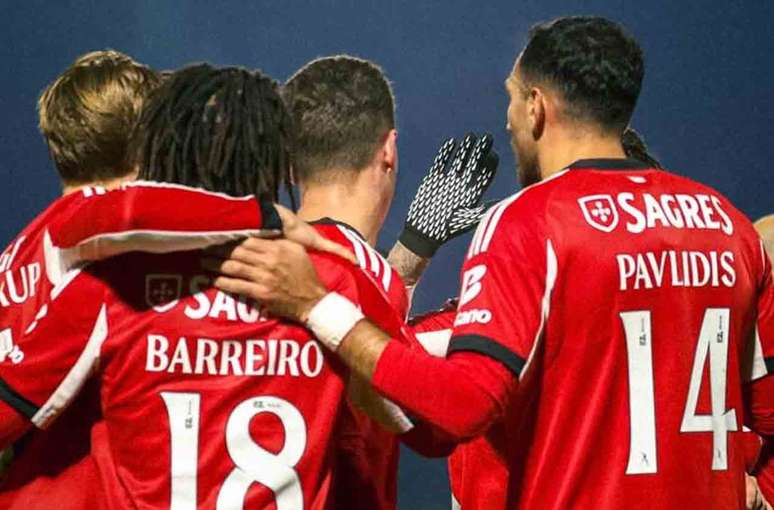 Benfica vence fora de casa com uma ajuda do advers&aacute;rio &ndash;