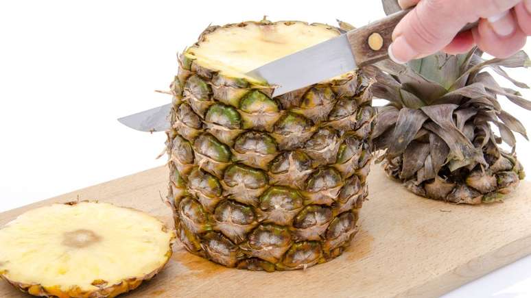 No caso do abacaxi, a casca, que muitas vezes &eacute; descartada, pode se transformar em ch&aacute;, caldas ou bases para outras prepara&ccedil;&otilde;es &ndash; depositphotos.com / thodonal