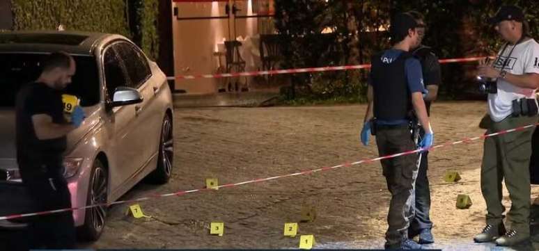 &Aacute;rea dos disparos passa por per&iacute;cia; Carlos Alberto Azevedo Silva Filho, de 44 anos, foi preso em flagrante e teve a pris&atilde;o convertida em preventiva