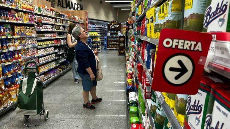 అర్జెంటీనాలో పెరుగుతున్న ధరల కారణంగా వినియోగదారులు ఎక్కువగా నష్టపోతున్నారు. 2025 నుండి ఇలస్ట్రేటివ్ చిత్రం.