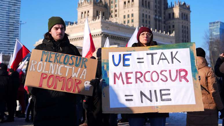 Grupo protesta contra acordo em Vars&oacute;via, na Pol&ocirc;nia: alguns pa&iacute;ses da UE, liderados pela Fran&ccedil;a, s&atilde;o contra a parceria com o Mercosul nos termos atuais