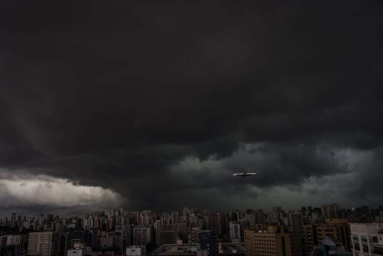 Tarde virou noite em SP por conta do forte temporal.