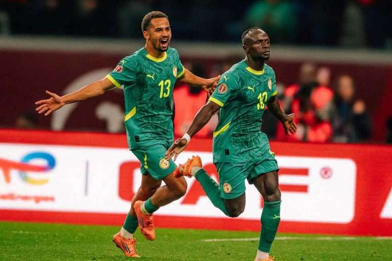 Senegal chega com for&ccedil;a na final e conta com o astro Man&eacute; (&agrave; direita) em grande fase.