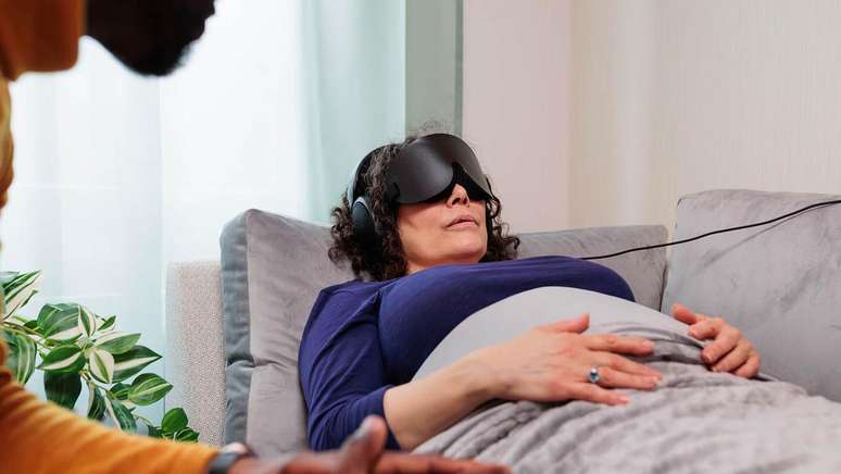 Sess&atilde;o da empresa brit&acirc;nica Compass Pathways mostra uma paciente recebendo terapia psicod&eacute;lica orientada