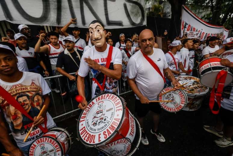 Torcida do S&atilde;o Paulo fez grande mobiliza&ccedil;&atilde;o no lado de fora do MorumBis.