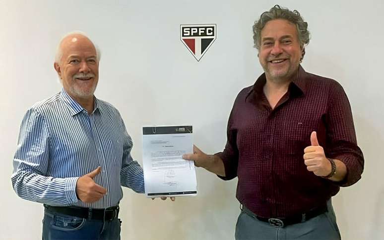 Harry Massis Junior (&agrave; esquerda) era vice-presidente na gest&atilde;o de Julio Casares no S&atilde;o Paulo &ndash;