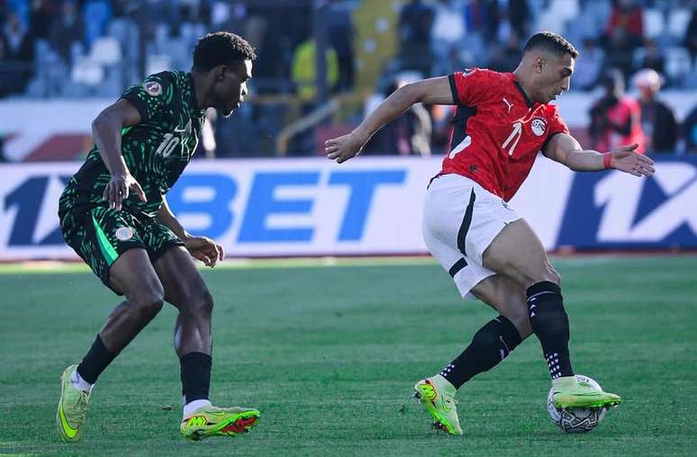 ఈజిప్టు ఆటగాడు మోస్తఫా మొహమ్మద్ బంతిపై ఆధిపత్యం చెలాయిస్తున్నాడు కానీ నైజీరియన్ చుక్వేజ్ చేత ఎక్కువగా గుర్తించబడ్డాడు.